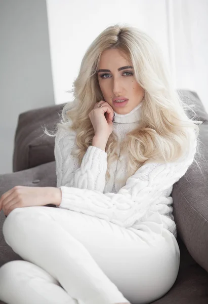 Menina Loira Sexy Suéter Branco — Fotografia de Stock