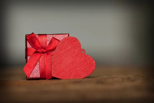 Подарочная Коробка Сердечки Старом Деревянном Фоне День Святого Валентина Фон — стоковое фото