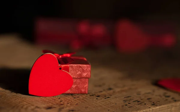 Подарочная Коробка Сердечки Старом Деревянном Фоне День Святого Валентина Фон — стоковое фото