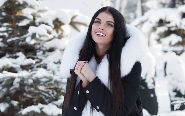 Vinterporträtt Vacker Leende Kvinna Med Snöflingor Vita Pälsar — Stockfoto