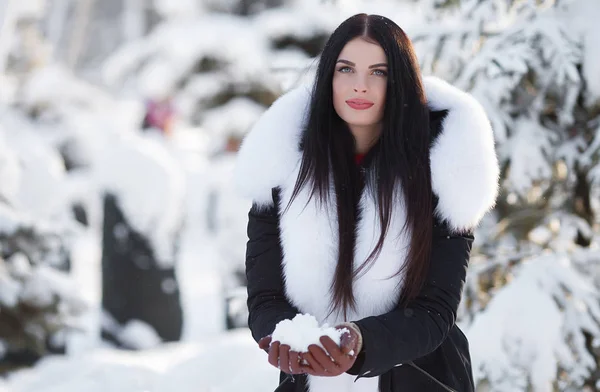 Vinterporträtt Vacker Leende Kvinna Med Snöflingor Vita Pälsar — Stockfoto