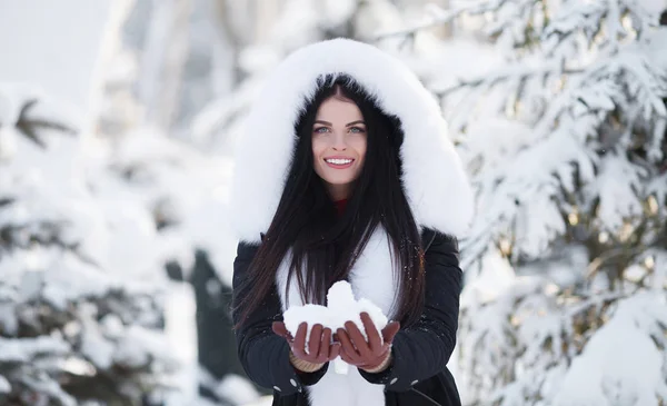 Ung Kvinna Som Leker Snön — Stockfoto