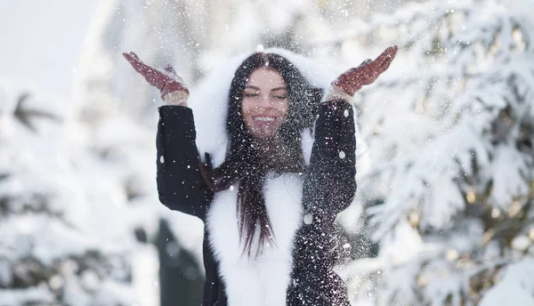 Ung Kvinna Som Leker Snön — Stockfoto