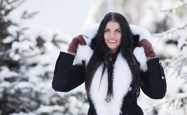 Vinterporträtt Vacker Leende Kvinna Med Snöflingor Vita Pälsar — Stockfoto