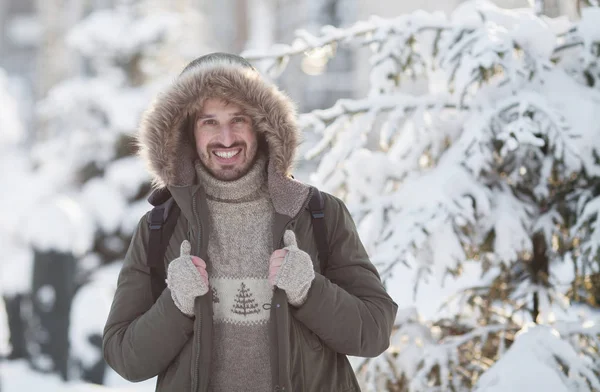 Bonito Homem Sorridente Neve Inverno — Fotografia de Stock