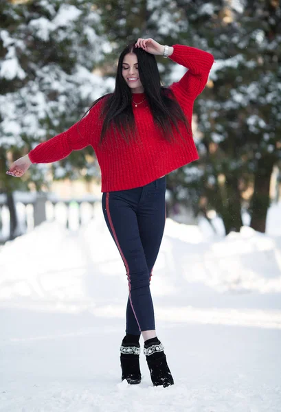 Glada Vacker Ung Kvinna Röd Tröja — Stockfoto