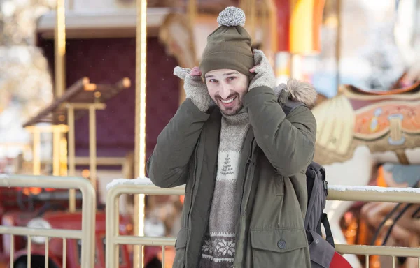 Yakışıklı Adam Parkta Duran Kameraya Bakarak Kış Bez — Stok fotoğraf