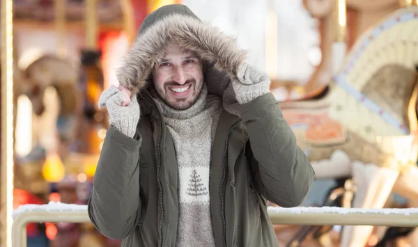 Bonito Homem Pano Inverno Parque Olhando Para Câmera — Fotografia de Stock