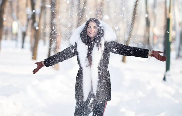 Young Woman Playing Snow — Stock Photo, Image