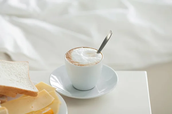 Petit Déjeuner Lit Avec Café Orange Œufs Sur Plateau — Photo