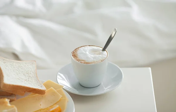 Frühstück Bett Mit Kaffee Orange Und Eiern Auf Einem Tablett — Stockfoto