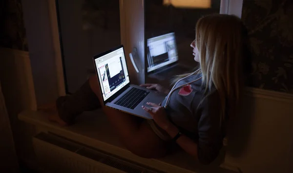 Sexy Vrouw Maakt Gebruik Van Een Laptop Zitting Bij Het — Stockfoto