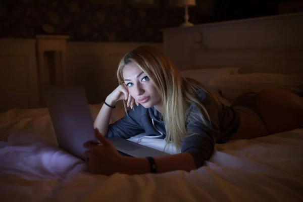 Uma Mulher Sexy Deitada Cama Com Laptop Casa — Fotografia de Stock