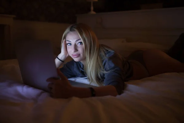 Une Femme Sexy Couchée Sur Lit Avec Ordinateur Portable Maison — Photo