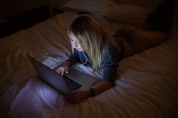 Uma Mulher Sexy Deitada Cama Com Laptop Casa — Fotografia de Stock