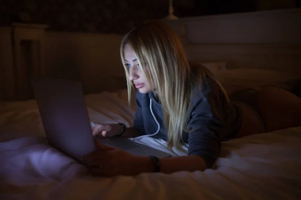 ノート パソコンを自宅のベッドに横たわっているセクシーな女性 — ストック写真