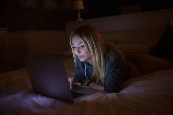 Une Femme Sexy Couchée Sur Lit Avec Ordinateur Portable Maison — Photo