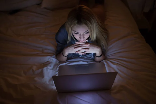 Eine Sexy Frau Die Hause Mit Laptop Bett Liegt — Stockfoto