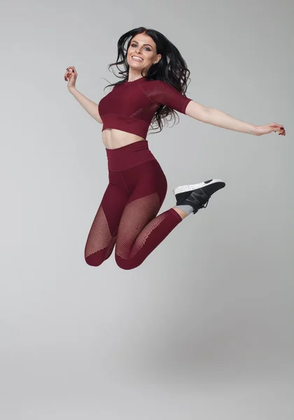 Портрет Спортивной Девушки Прыгающей Сером Фоне — стоковое фото