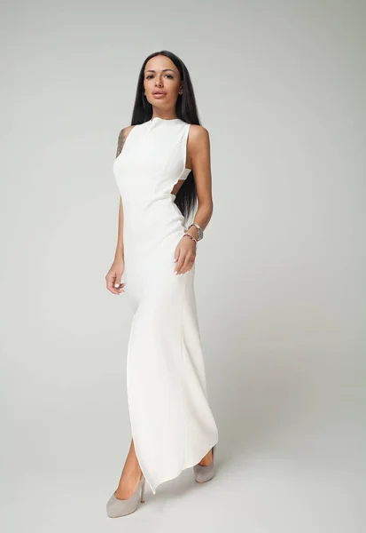 Jovem Modelo Feminino Bonito Vestido Branco Fundo Cinza — Fotografia de Stock