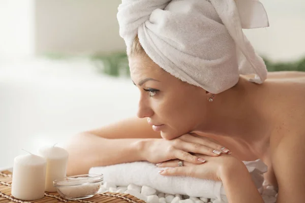 Hermosa Mujer Joven Salón Spa — Foto de Stock