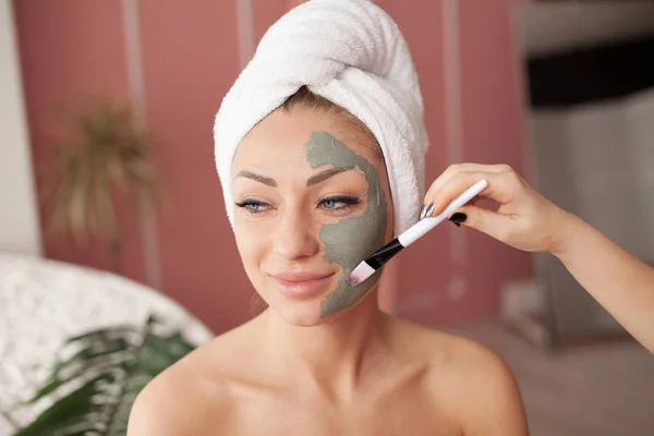 Spa Teen Girl Applying Facial Clay Mask Beauty Treatments — Stock Photo, Image