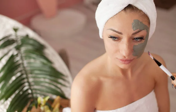 Spa Teen Girl Applying Facial Clay Mask Beauty Treatments — Stock Photo, Image