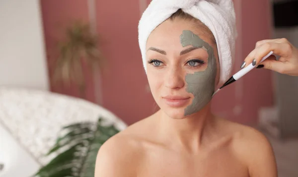 Spa Teen Girl Applying Facial Clay Mask Beauty Treatments — Stock Photo, Image