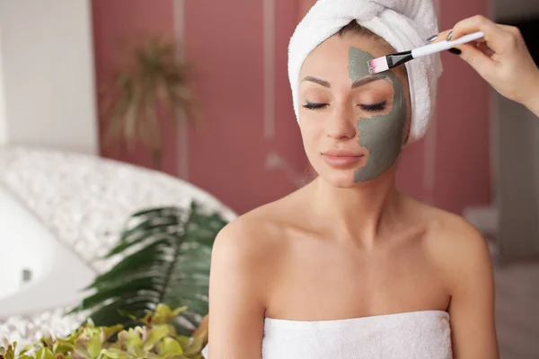 Spa Teen Girl Applying Facial Clay Mask Beauty Treatments — Stock Photo, Image