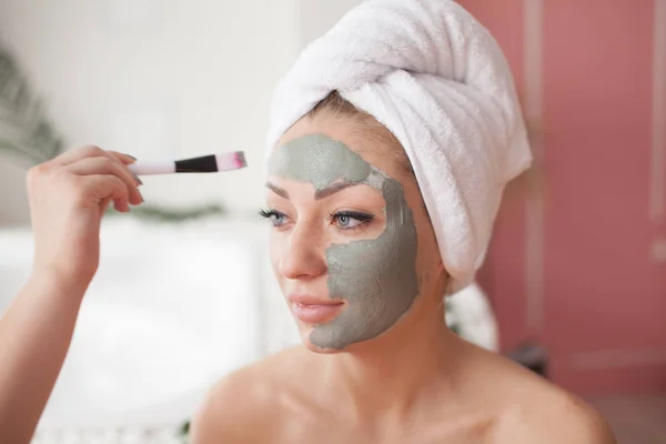 Spa Teen Girl Applying Facial Clay Mask Beauty Treatments — Stock Photo, Image