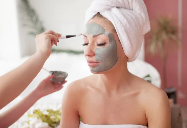 Spa Chica Adolescente Aplicando Mascarilla Arcilla Facial Tratamientos Belleza — Foto de Stock