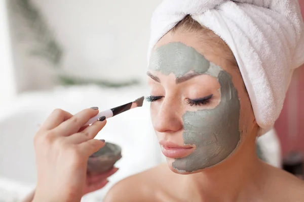 Spa Menina Adolescente Aplicando Máscara Barro Facial Tratamento Beleza — Fotografia de Stock