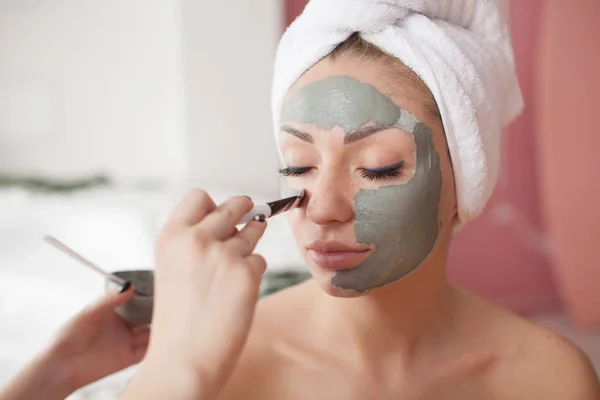 Spa Chica Adolescente Aplicando Mascarilla Arcilla Facial Tratamientos Belleza — Foto de Stock