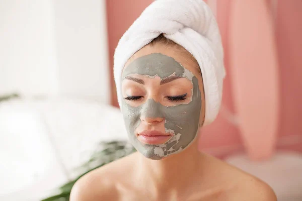 Spa Teen Girl Applying Facial Clay Mask Beauty Treatments — Stock Photo, Image