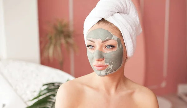 Spa Teen Girl Applying Facial Clay Mask Beauty Treatments — Stock Photo, Image