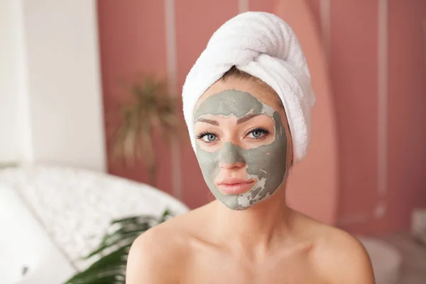 Spa Teen Girl Applying Facial Clay Mask Beauty Treatments — Stock Photo, Image