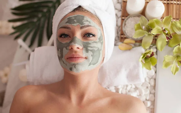 Beautiful Woman Having Clay Facial Mask Apply Beautician — Stock Photo, Image