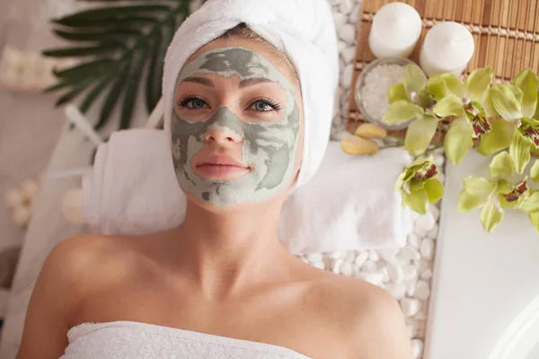 Spa Chica Adolescente Aplicando Mascarilla Arcilla Facial Tratamientos Belleza — Foto de Stock