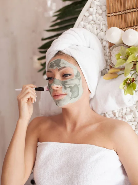 Hermosa Mujer Que Tiene Máscara Facial Arcilla Aplicar Por Esteticista — Foto de Stock
