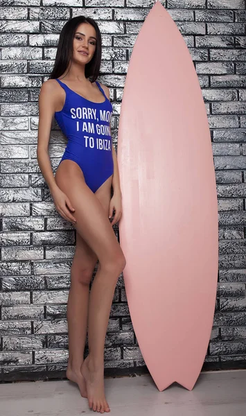 Schöne Junge Frau Posiert Mit Einem Surfbrett — Stockfoto