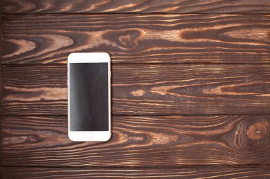 Ahşap masa, karşılaştırmak boyutu üç cep telefonu akıllı telefon