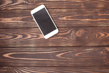 Ahşap masa, karşılaştırmak boyutu üç cep telefonu akıllı telefon