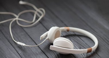 Kulaklık siyah ahşap zemin