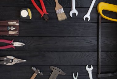 Ahşap bir arkaplanda araçları kapat