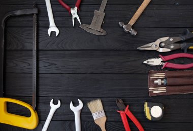 Ahşap bir arkaplanda araçları kapat