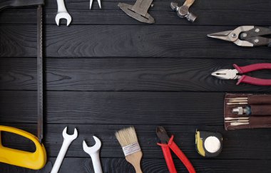 Ahşap bir arkaplanda araçları kapat