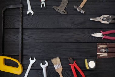 Ahşap bir arkaplanda araçları kapat