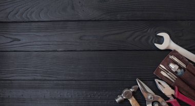 Ahşap bir arkaplanda araçları kapat