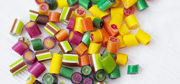 Kolorowe Lizaki Cukierki Słodycze Mieszają Się Drewnianym Tle — Zdjęcie stockowe