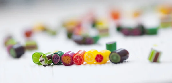 Coloridas Piruletas Bastones Caramelo Dulces Caramelos Mezclan Sobre Fondo Madera —  Fotos de Stock